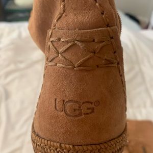 Excellent used condition Ugg moccasin boots